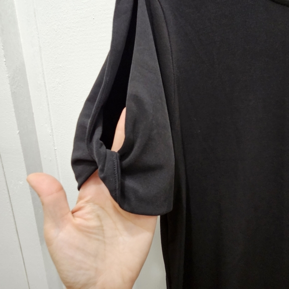 Bundle Of Ann Taylor Cut Out Sleeve/Shoulder Tops in Wine and Black Size Medium - Picture 10 of 15